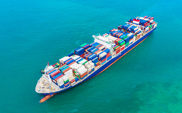 远洋货轮高值货追踪解决方案项目背景展示了高价值设备在远洋运输中面临的环境挑战，包括温度变化、湿度波动和船只震动。图片强调了传统追踪方式的不足，以及对实时监控和环境数据分析的需求，确保设备在运输过程中的安全性。